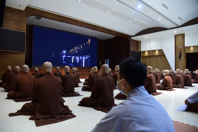 Taking comments to complete recording visual images in the rain season retreat